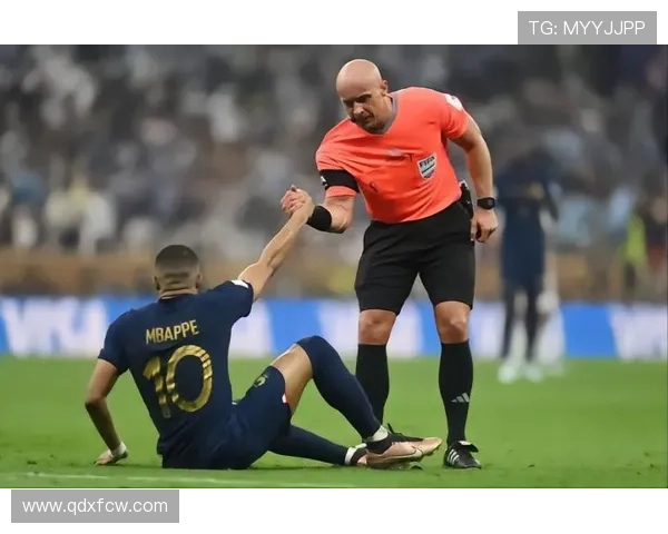 波兰名哨马齐尼亚克伤愈复出执法比赛